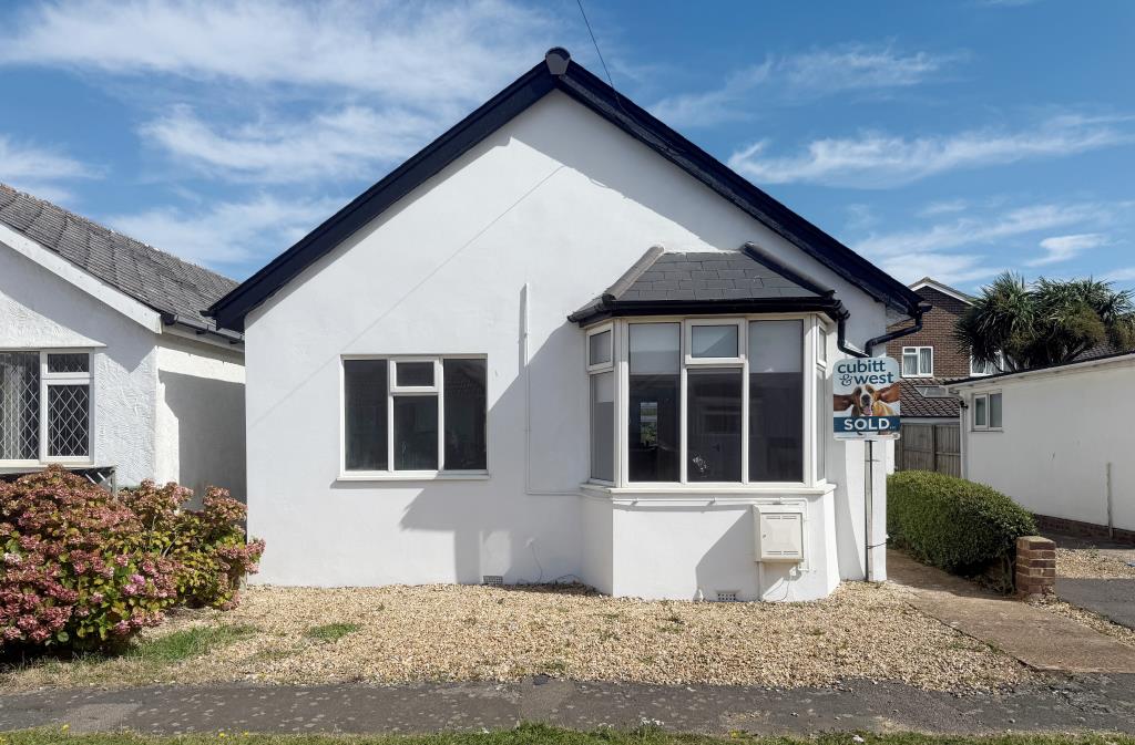 Lot: 150 - DETACHED BUNGALOW FOR INVESTMENT - View of front elevation from Slindon Avenue